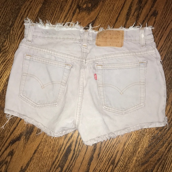 gray distressed levi jean shorts - Picture 2 of 3